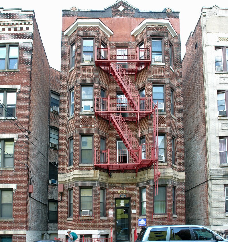 Foto del edificio - 6015 Hudson Ave