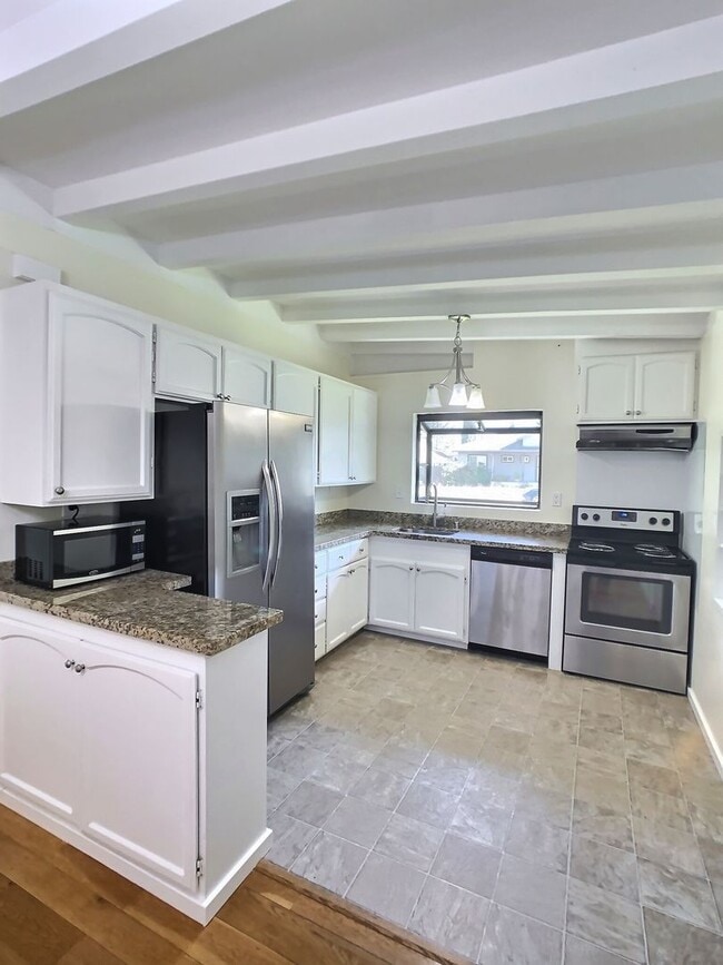 Building Photo - Saratoga 3 Bedroom House