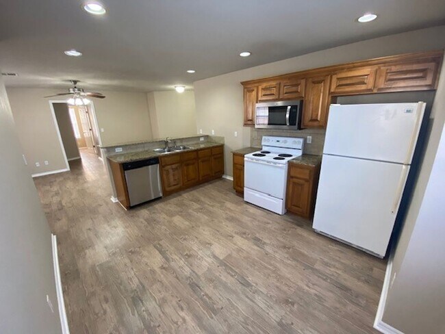 Building Photo - 2 bedrooms - 2 baths + Garage!! Self Showi...