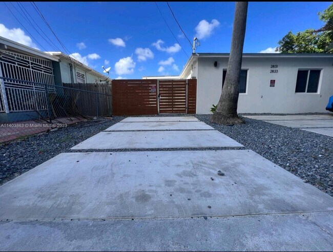 Foto del edificio - 2831 SW 27th Terrace