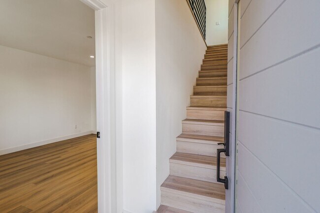 Building Photo - 2419 Carmona Ave