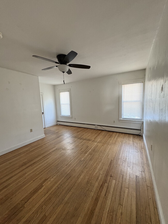 Building Photo - 133 Monroe St