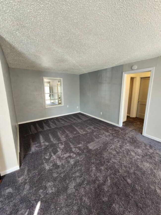 Foto del edificio - Spacious 3 bed/2 bath - Large Fenced Yard ...
