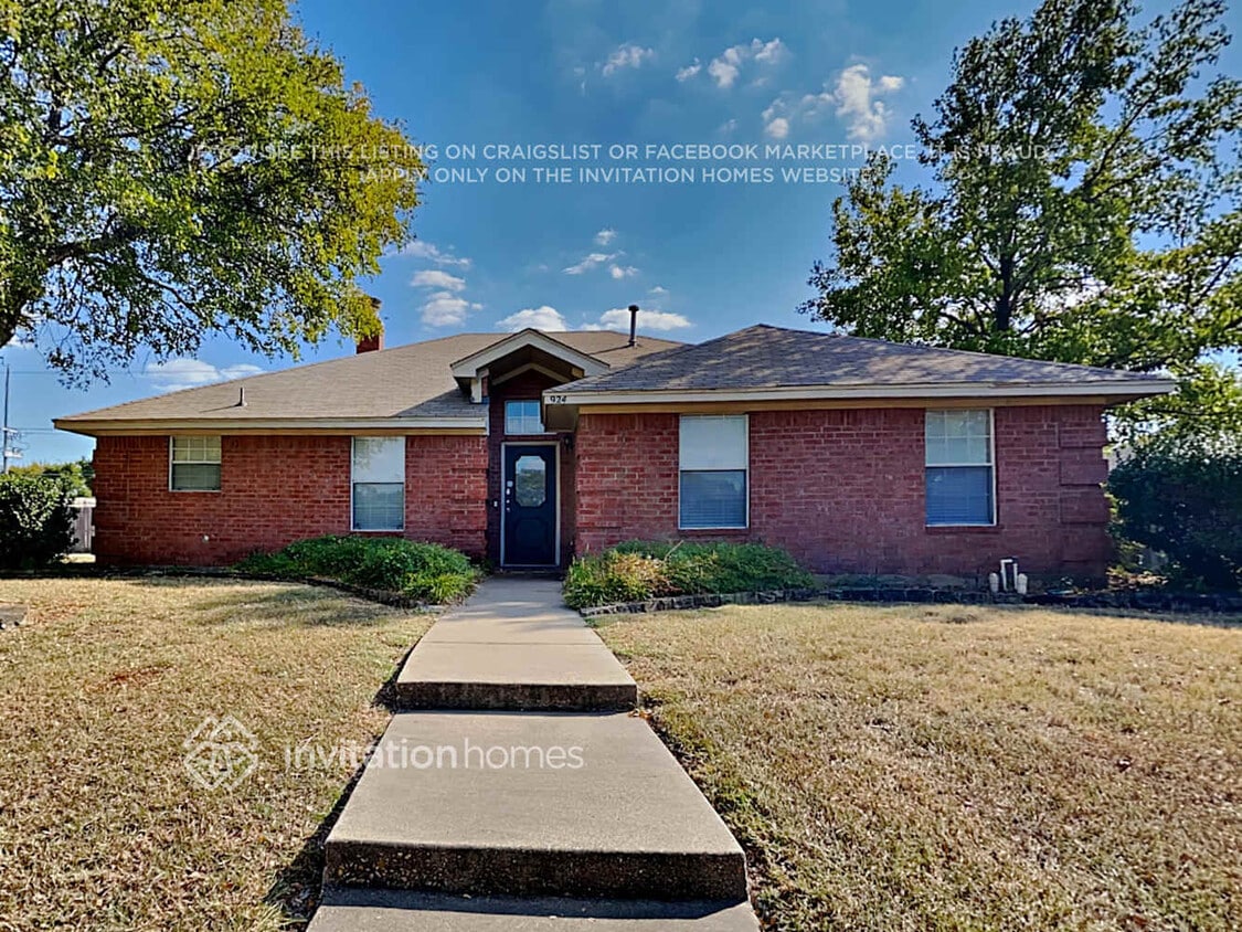 Primary Photo - 924 Teakwood Ln