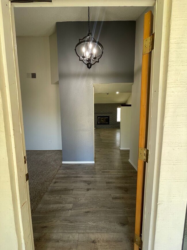 Building Photo - 3 Bedroom / 2 Bathroom for Rent $2,500