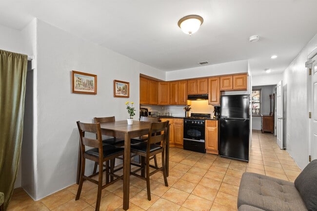 Foto del edificio - 241 Marin Blvd