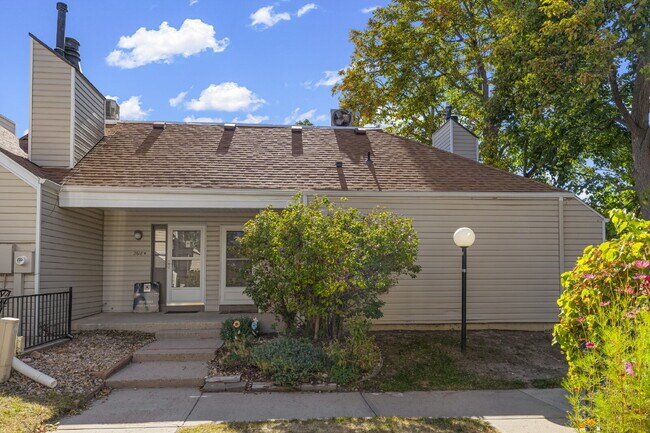 Foto del edificio - Updated Two-Bedroom with Carport Parking Next to Golf Course