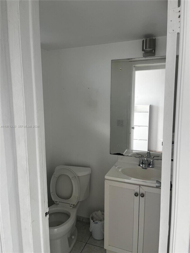 Building Photo - 1333 E Hallandale Beach Blvd