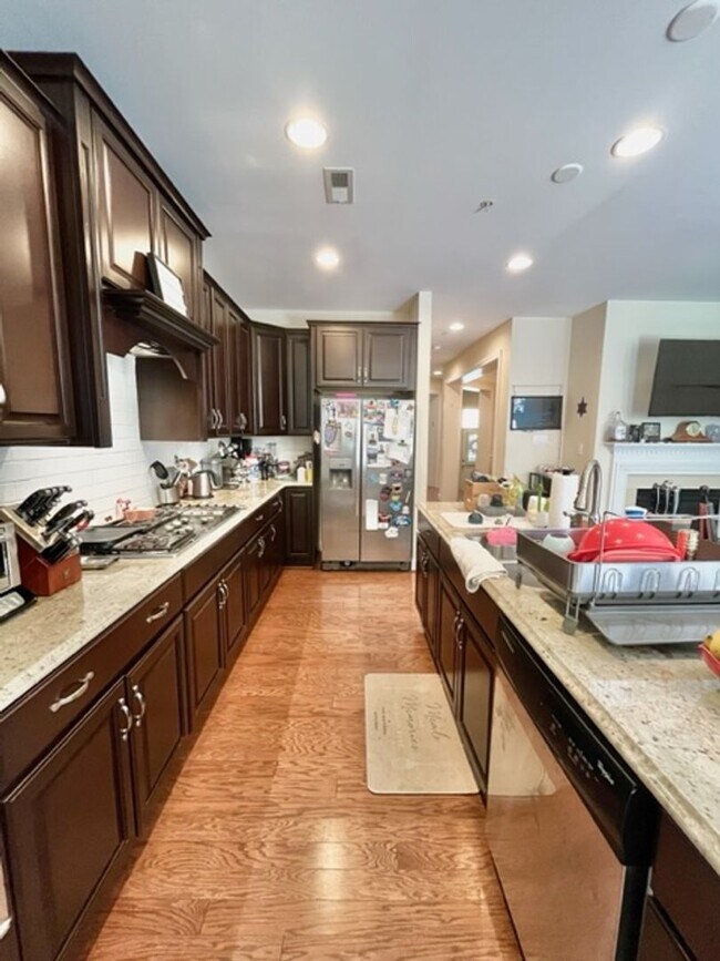 Building Photo - Very spacious and bright!