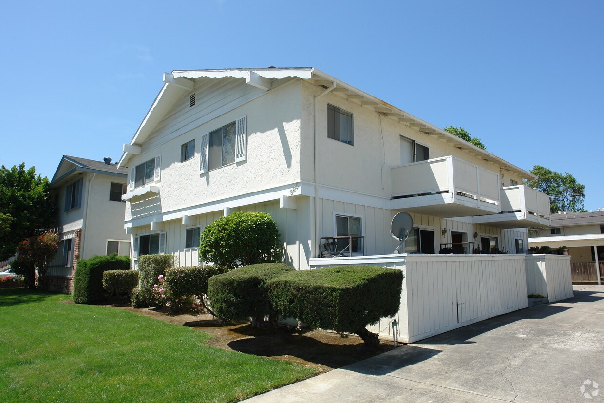 Primary Photo - 525 Northlake Dr