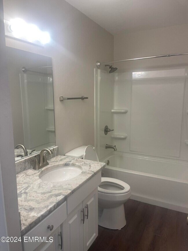 Foto del edificio - 5815 Poplar Springs Dr