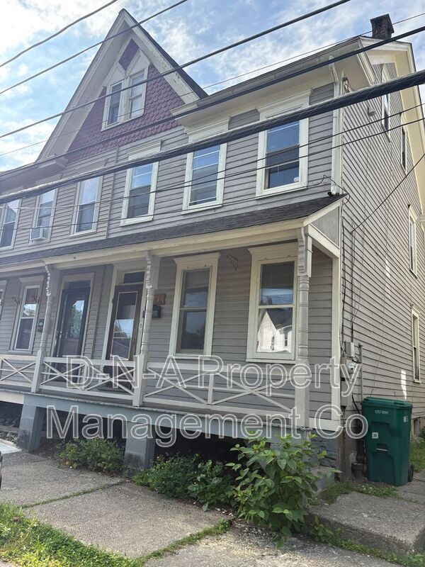 Building Photo - 915 Sarah St