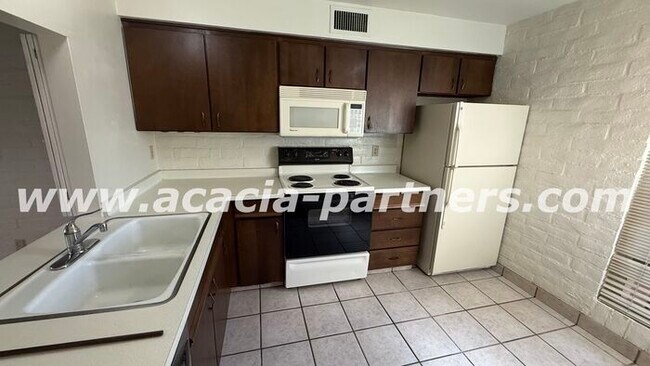 Foto del edificio - Spacious Two-Story Town Home