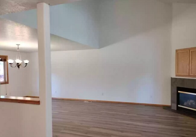 Foto del edificio - Spacious, updated home with A/C in SW Bend!