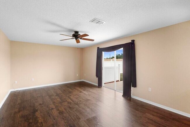Foto del edificio - 4657 Willamette Cir