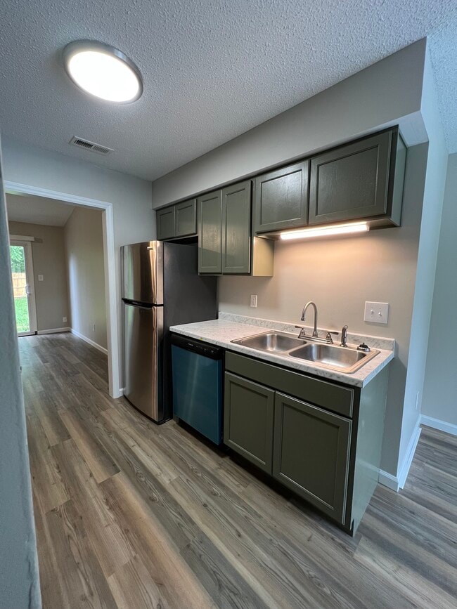 Building Photo - 2104 Rolling Ridge Dr