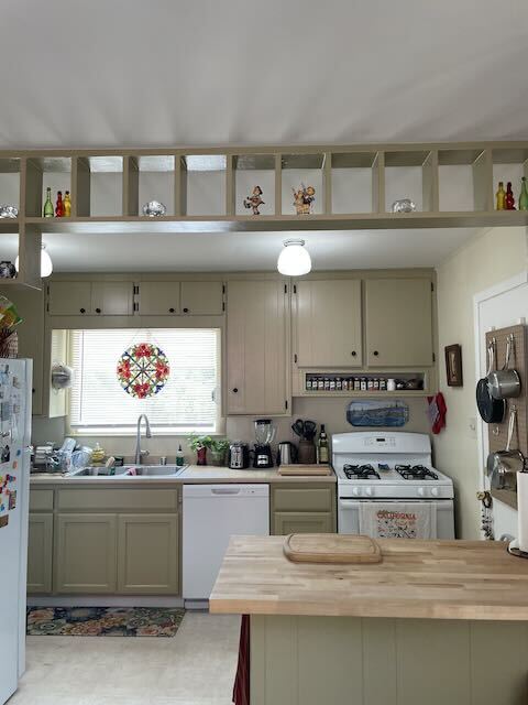 Adorable and functional kitchen - 125 Pleasant Ave