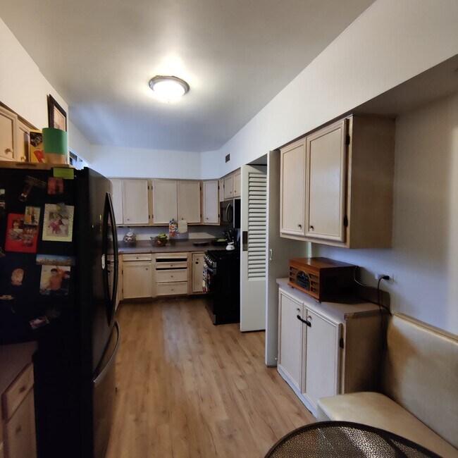 Kitchen - 6901 S Oglesby Ave