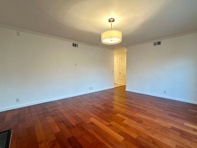 Building Photo - 1717 Gladstone Ave