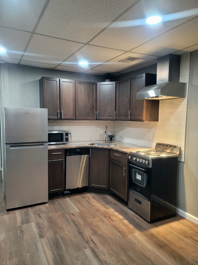 Kitchen - 3914 Clark St