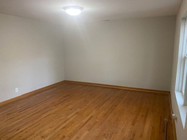 Foto del edificio - 4 bedroom 2 bath home in Lemont.