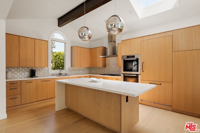 Building Photo - 647 Toyopa Dr