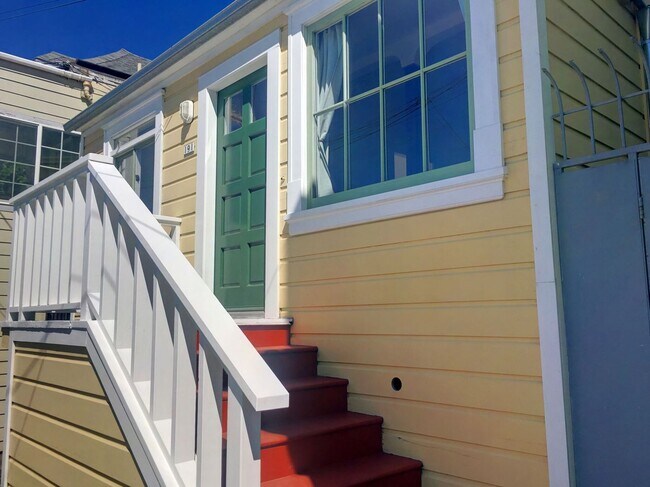 Foto del edificio - Updated 2 Bed, 1 Bath Cottage Style Single...