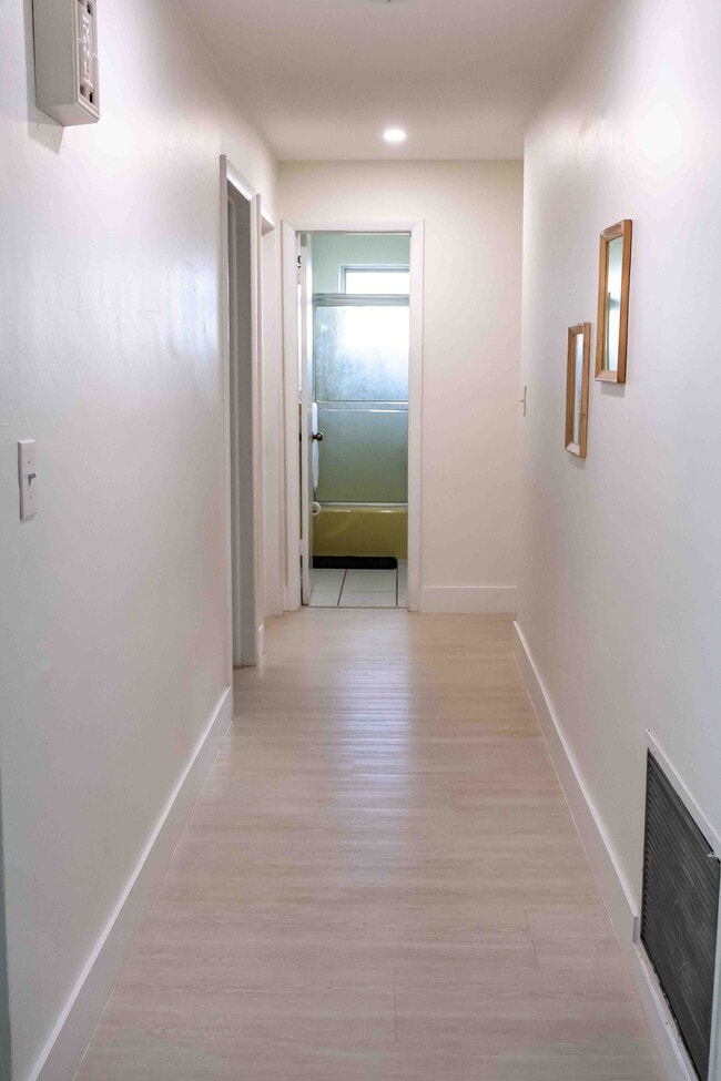 Building Photo - 1020 SW 84th Ave