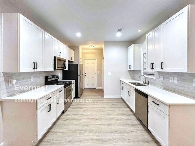 Foto del edificio - 2935 Laurel Ln