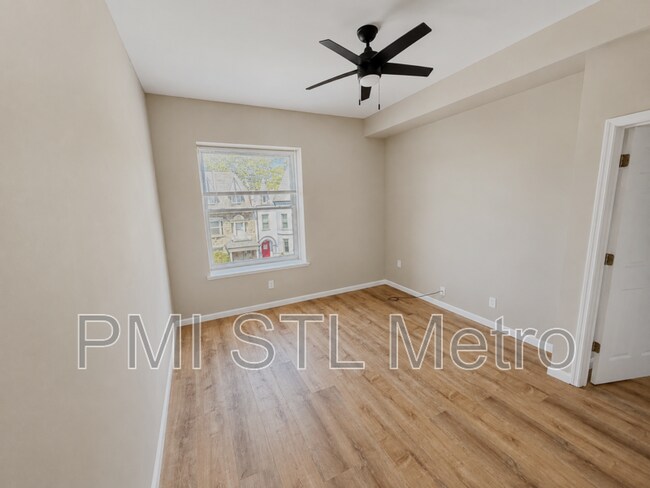 Foto del edificio - 3672 Russell Blvd