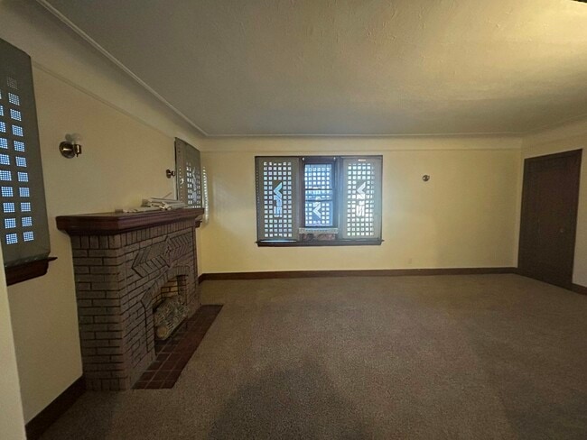 Building Photo - 4401 Buckingham