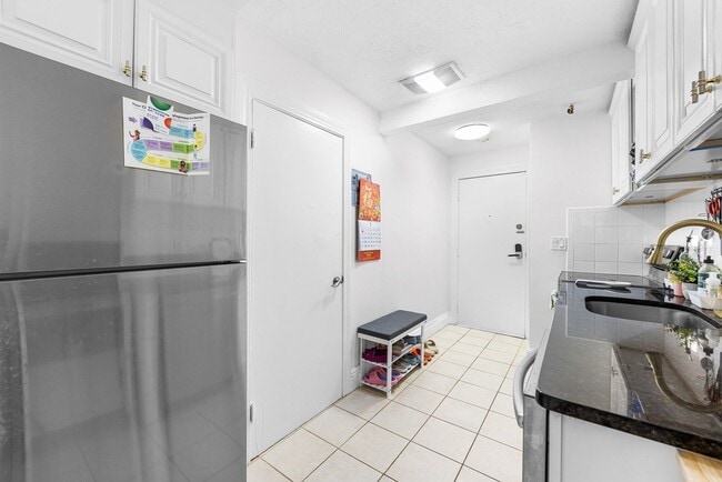 Foto del edificio - 1 Bed - Close to T - Private Patio - Laundry in Building