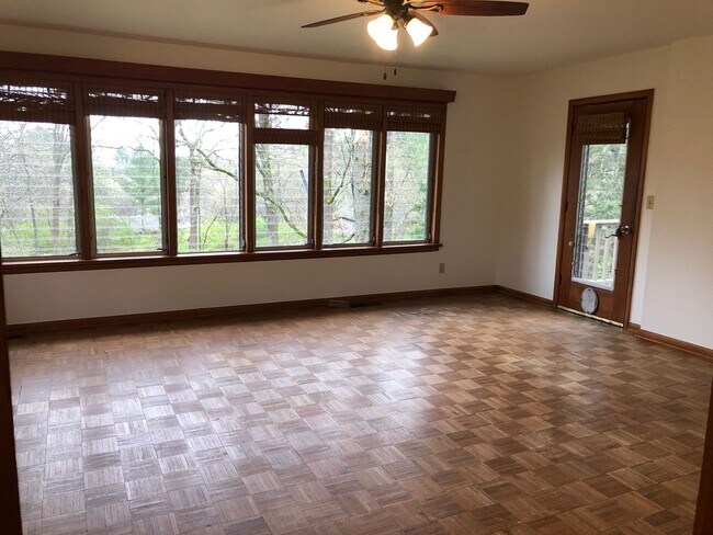 Building Photo - 3 bedroom, 2 Bath House Near University of...