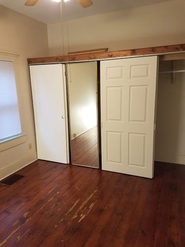 Building Photo - 2 Bed1 Bath Fenced in Backyard and Garage