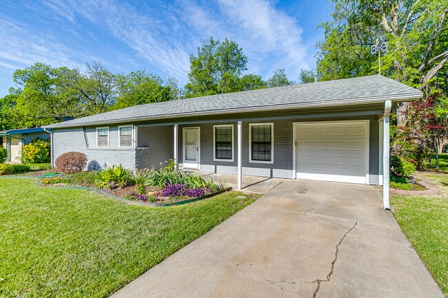 Building Photo - 1104 Sproles Dr