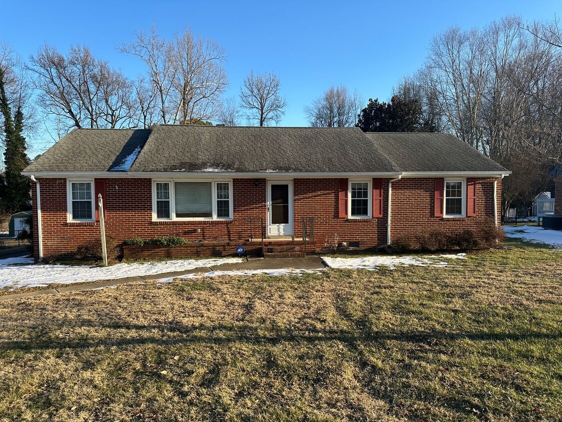 Foto principal - Well maintained 3 Bedroom/2 bath brick ran...