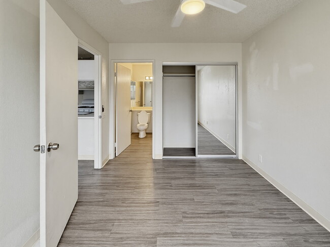 Building Photo - Updated Ground-Floor 1BR Condo in Palm Villas II