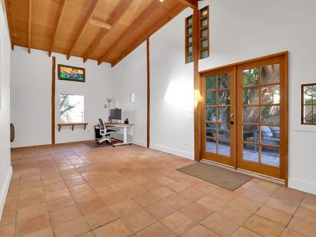 Building Photo - 1022 E Keim Dr