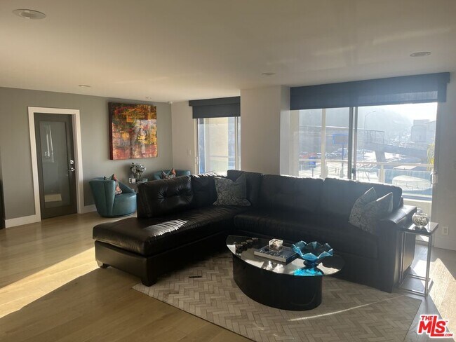 Foto del edificio - 723 Palisades Beach Rd