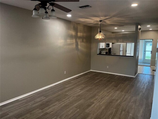 Foto del edificio - 331 Countryside Key Blvd