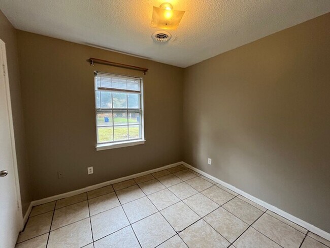 Building Photo - Renovated 3 Bedroom 1 Bath Home for Rent!