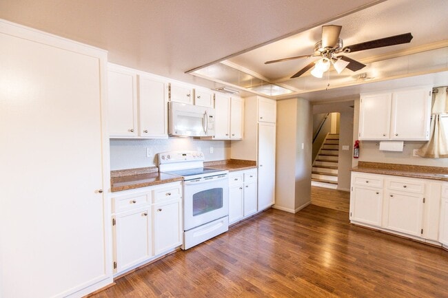 Foto del edificio - 6 Bedroom 3.5 Bathroom Tri-Level Home In Tempe close to ASU