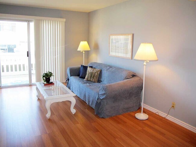 Sala de estar familiar con amplio balcón exterior. - 3405 Norton Way