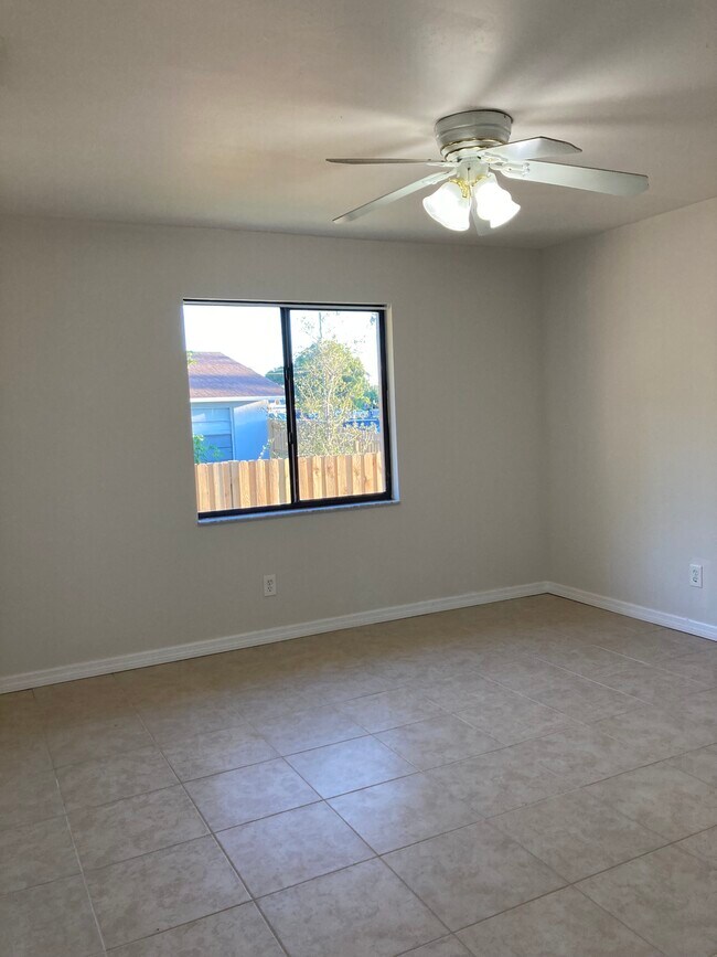 Building Photo - 18633 Holly Rd