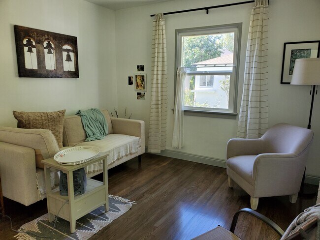 Sala de estar - 614 N Madison Ave