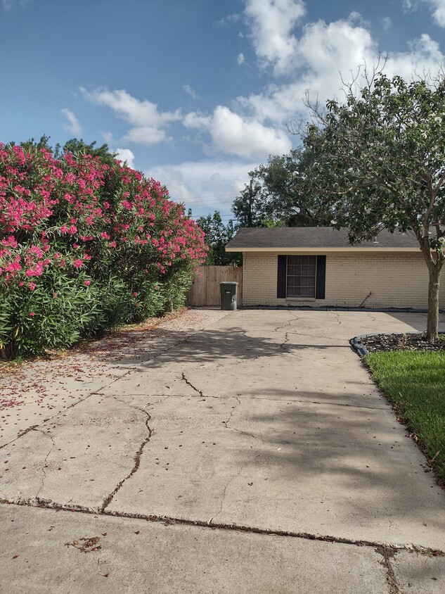 Foto principal - 2220 S Whitehouse Cir