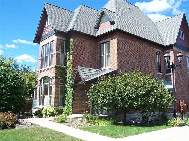 Building Photo - 904 South St