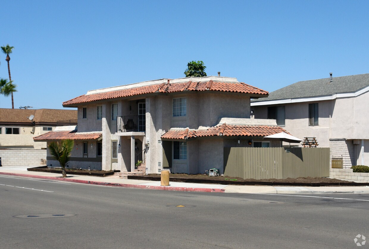Foto del edificio - 4951-4961 Warner Ave