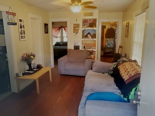 Building Photo - Historic One Bedroom Apartment Steps From Campus (w/ Den)