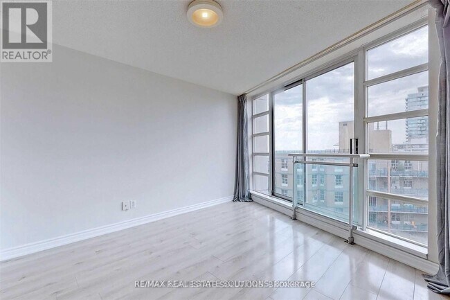 Photo du bâtiment - 650 Queens Quay W